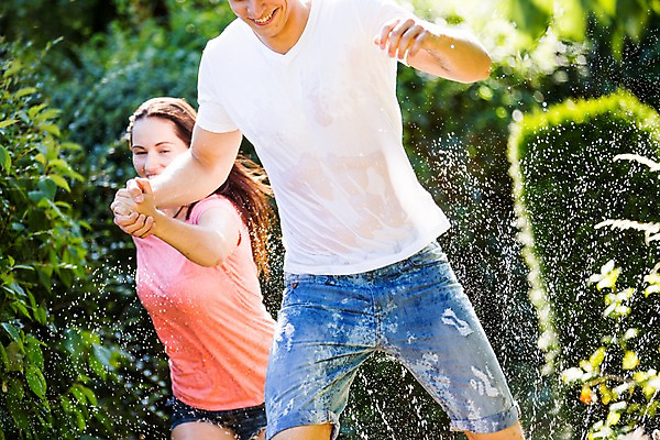 포토 JPG 주간 서양인 외국인 커플 여자 남자 물놀이 물줄기 사랑 미소 상반신 20대 성인 야외 두명 달리기 손잡기 다정 즐거움 성인만 국내포토 자연요소 감정 컨셉 관계 모션 놀이 표정 사람 인종 청년 물 파일형식