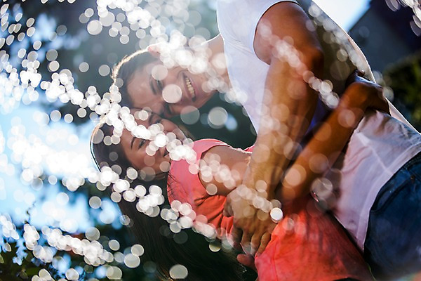 포토 JPG 주간 서양인 외국인 커플 여자 남자 포옹 물놀이 물줄기 사랑 서기 미소 상반신 20대 성인 야외 두명 옆모습 다정 즐거움 성인만 국내포토 자연요소 감정 뷰포인트 컨셉 관계 안기 모션 놀이 표정 사람 인종 청년 물 파일형식