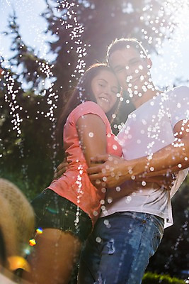 포토 JPG 주간 서양인 외국인 커플 여자 남자 포옹 물놀이 물줄기 사랑 서기 상반신 20대 성인 야외 두명 옆모습 햇빛 마주보기 정원 다정 즐거움 성인만 국내포토 자연요소 감정 뷰포인트 컨셉 관계 안기 모션 놀이 사람 인종 청년 물 태양 파일형식