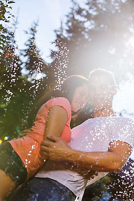 포토 JPG 주간 서양인 외국인 커플 여자 남자 포옹 물놀이 사랑 서기 상반신 20대 성인 야외 두명 옆모습 햇빛 마주보기 정원 다정 즐거움 성인만 국내포토 자연요소 감정 뷰포인트 컨셉 관계 안기 모션 놀이 사람 인종 청년 태양 파일형식