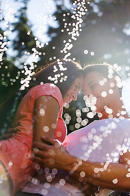 포토 JPG 주간 서양인 외국인 커플 여자 남자 포옹 물놀이 물줄기 사랑 서기 상반신 20대 성인 야외 두명 옆모습 햇빛 마주보기 정원 다정 즐거움 성인만 국내포토 자연요소 감정 뷰포인트 컨셉 관계 안기 모션 놀이 사람 인종 청년 물 태양 파일형식