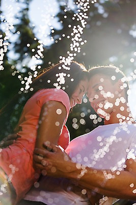포토 JPG 주간 서양인 외국인 커플 여자 남자 포옹 물놀이 물줄기 사랑 서기 상반신 20대 성인 야외 두명 옆모습 햇빛 마주보기 정원 다정 즐거움 성인만 국내포토 자연요소 감정 뷰포인트 컨셉 관계 안기 모션 놀이 사람 인종 청년 물 태양 파일형식