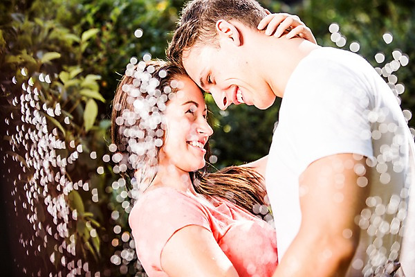 포토 JPG 주간 서양인 외국인 커플 여자 남자 물놀이 물줄기 사랑 서기 미소 상반신 20대 성인 야외 두명 옆모습 마주보기 정원 다정 즐거움 성인만 국내포토 자연요소 감정 뷰포인트 컨셉 관계 모션 놀이 표정 사람 인종 청년 물 파일형식