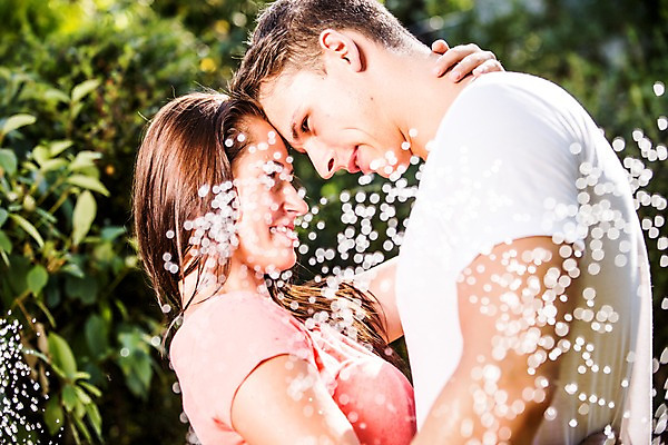 포토 JPG 주간 서양인 외국인 커플 여자 남자 물놀이 물줄기 사랑 서기 미소 상반신 20대 성인 야외 두명 옆모습 마주보기 정원 다정 즐거움 성인만 국내포토 자연요소 감정 뷰포인트 컨셉 관계 모션 놀이 표정 사람 인종 청년 물 파일형식