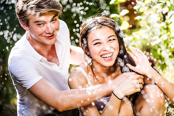 포토 JPG 주간 서양인 외국인 커플 여자 남자 물놀이 물줄기 사랑 미소 앉기 상반신 20대 성인 야외 두명 앞모습 정원 다정 즐거움 성인만 국내포토 자연요소 감정 뷰포인트 컨셉 관계 모션 놀이 표정 사람 인종 청년 물 파일형식