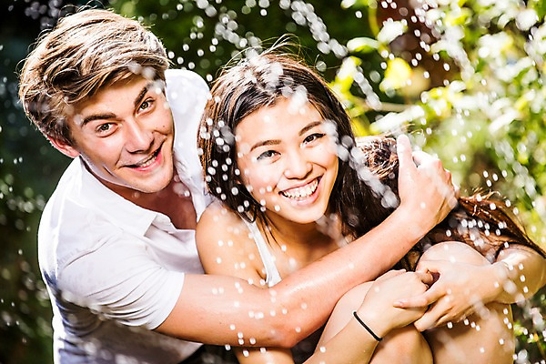 포토 JPG 주간 서양인 외국인 커플 여자 남자 포옹 물놀이 물줄기 사랑 미소 앉기 상반신 20대 성인 야외 두명 앞모습 정원 다정 즐거움 성인만 국내포토 자연요소 감정 뷰포인트 컨셉 관계 안기 모션 놀이 표정 사람 인종 청년 물 파일형식