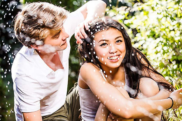 포토 JPG 주간 서양인 외국인 커플 여자 남자 물놀이 물줄기 사랑 미소 앉기 상반신 20대 성인 야외 두명 앞모습 정원 다정 즐거움 성인만 국내포토 자연요소 감정 뷰포인트 컨셉 관계 모션 놀이 표정 사람 인종 청년 물 파일형식