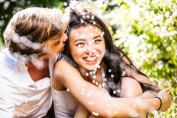 포토 JPG 주간 서양인 외국인 커플 여자 남자 물놀이 물줄기 사랑 미소 앉기 상반신 20대 성인 야외 두명 앞모습 정원 다정 즐거움 성인만 국내포토 자연요소 감정 뷰포인트 컨셉 관계 모션 놀이 표정 사람 인종 청년 물 파일형식