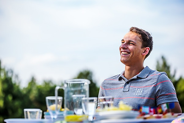 포토 JPG 주간 서양인 외국인 남자 한명 미소 앉기 상반신 20대 성인 야외 앞모습 파티 정원 즐거움 성인남자만 성인만 국내포토 자연요소 1 감정 뷰포인트 모션 표정 사람 인종 이벤트 청년 남자만 파일형식
