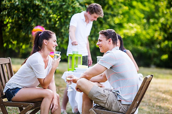 포토 JPG 주간 서양인 외국인 커플 여자 남자 의자 서기 미소 앉기 여러명 상반신 20대 성인 야외 옆모습 친구 파티 마주보기 정원 즐거움 성인만 국내포토 자연요소 감정 뷰포인트 가구 다수 관계 모션 표정 사람 인종 이벤트 청년 파일형식