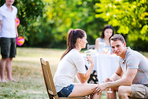 포토 JPG 주간 서양인 외국인 커플 여자 남자 서기 미소 앉기 여러명 상반신 20대 성인 야외 옆모습 친구 파티 마주보기 정원 즐거움 성인만 국내포토 자연요소 감정 뷰포인트 다수 관계 모션 표정 사람 인종 이벤트 청년 파일형식