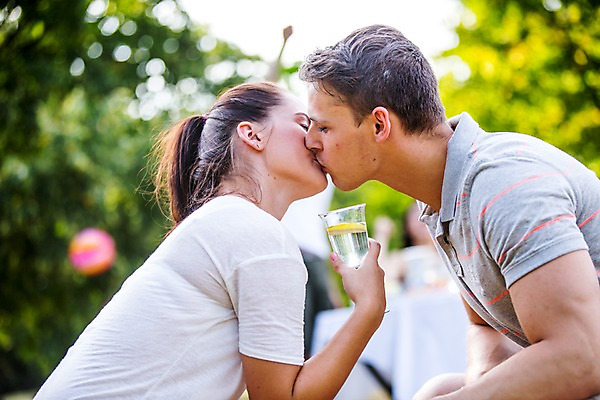 포토 JPG 주간 서양인 외국인 커플 여자 남자 키스 들기 앉기 상반신 20대 성인 야외 두명 옆모습 컵 파티 정원 즐거움 성인만 국내포토 자연요소 식기 감정 뷰포인트 관계 모션 사람 인종 이벤트 청년 애정표현 파일형식