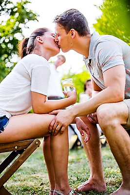 포토 JPG 주간 전신 서양인 외국인 커플 여자 남자 키스 앉기 20대 성인 야외 두명 옆모습 파티 정원 즐거움 성인만 국내포토 자연요소 감정 뷰포인트 관계 모션 사람 인종 이벤트 청년 애정표현 파일형식