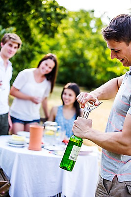 포토 JPG 주간 서양인 외국인 여자 남자 서기 앉기 여러명 상반신 20대 성인 야외 앞모습 옆모습 친구 파티 와인 정원 즐거움 성인만 국내포토 자연요소 감정 뷰포인트 다수 관계 모션 주류 사람 인종 이벤트 청년 파일형식