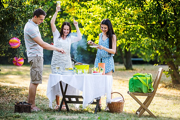 포토 JPG 주간 전신 서양인 외국인 여자 남자 식탁 서기 20대 성인 야외 앞모습 세명 파티 정원 즐거움 바베큐파티 성인만 국내포토 자연요소 감정 뷰포인트 모션 탁자 사람 인종 이벤트 청년 파일형식