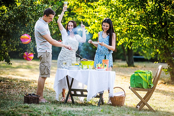 포토 JPG 주간 전신 서양인 외국인 여자 남자 식탁 서기 20대 성인 야외 앞모습 세명 친구 파티 정원 즐거움 바베큐파티 성인만 국내포토 자연요소 감정 뷰포인트 관계 모션 탁자 사람 인종 이벤트 청년 파일형식