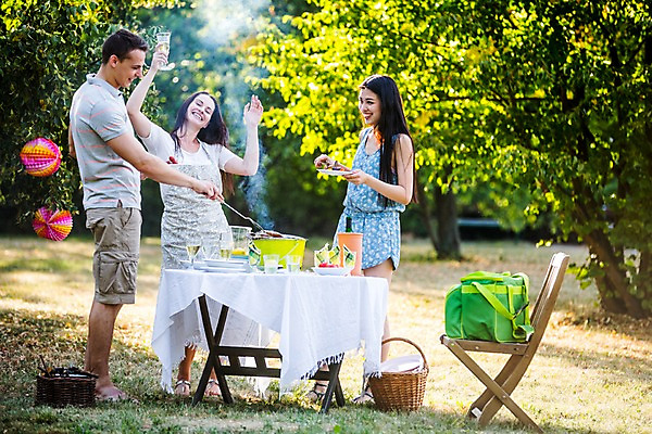 포토 JPG 주간 전신 서양인 외국인 여자 남자 식탁 서기 20대 성인 야외 앞모습 세명 친구 파티 정원 즐거움 바베큐파티 성인만 국내포토 자연요소 감정 뷰포인트 관계 모션 탁자 사람 인종 이벤트 청년 파일형식