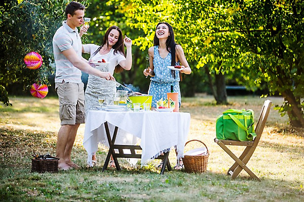 포토 JPG 주간 전신 서양인 외국인 여자 남자 식탁 서기 20대 성인 야외 앞모습 세명 친구 파티 정원 즐거움 바베큐파티 성인만 국내포토 자연요소 감정 뷰포인트 관계 모션 탁자 사람 인종 이벤트 청년 파일형식