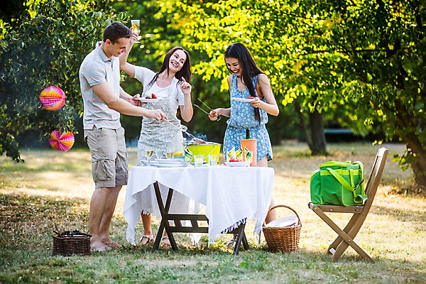 포토 JPG 주간 전신 서양인 외국인 여자 남자 식탁 서기 20대 성인 야외 앞모습 세명 친구 파티 정원 즐거움 바베큐파티 성인만 국내포토 자연요소 감정 뷰포인트 관계 모션 탁자 사람 인종 이벤트 청년 파일형식
