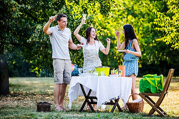 포토 JPG 주간 전신 서양인 외국인 여자 남자 식탁 서기 20대 성인 야외 앞모습 세명 친구 파티 정원 즐거움 바베큐파티 성인만 국내포토 자연요소 감정 뷰포인트 관계 모션 탁자 사람 인종 이벤트 청년 파일형식