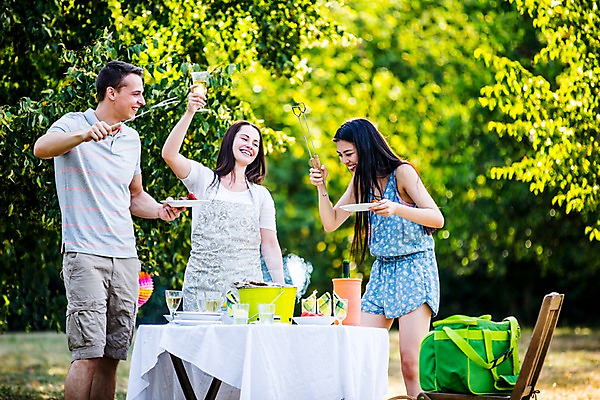포토 JPG 주간 서양인 외국인 여자 남자 식탁 서기 상반신 20대 성인 야외 앞모습 세명 친구 파티 정원 즐거움 바베큐파티 성인만 국내포토 자연요소 감정 뷰포인트 관계 모션 탁자 사람 인종 이벤트 청년 파일형식