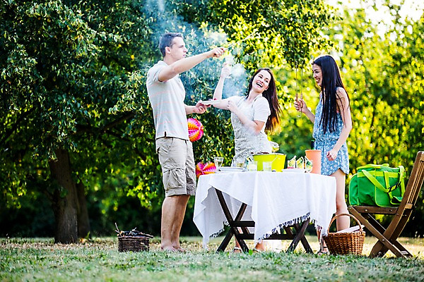 포토 JPG 주간 전신 서양인 외국인 여자 남자 식탁 서기 20대 성인 야외 앞모습 세명 친구 파티 정원 즐거움 바베큐파티 성인만 국내포토 자연요소 감정 뷰포인트 관계 모션 탁자 사람 인종 이벤트 청년 파일형식