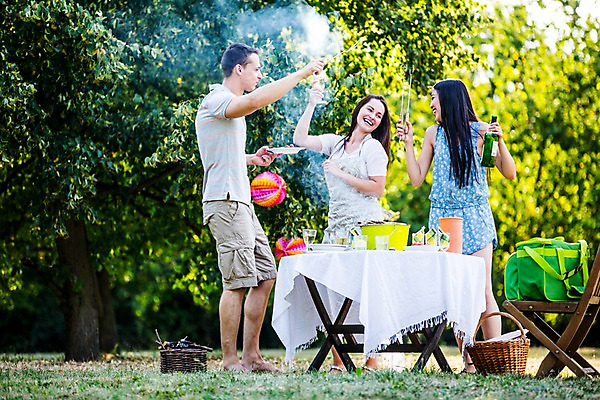 포토 JPG 주간 전신 서양인 외국인 여자 남자 식탁 서기 20대 성인 야외 앞모습 세명 친구 파티 정원 즐거움 바베큐파티 성인만 국내포토 자연요소 감정 뷰포인트 관계 모션 탁자 사람 인종 이벤트 청년 파일형식