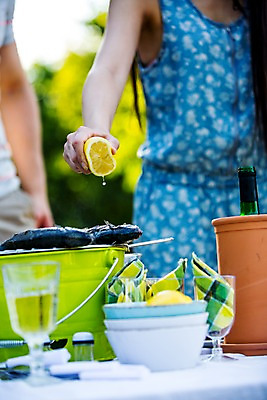 포토 JPG 주간 서양인 외국인 들기 20대 성인 야외 두명 앞모습 파티 정원 그릴 레몬 즐거움 생선구이 성인만 국내포토 자연요소 감정 뷰포인트 과일 모션 주방용품 사람 인종 이벤트 청년 구이 생선요리 파일형식