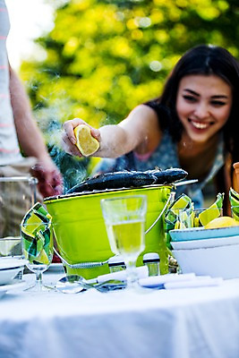 포토 JPG 주간 서양인 외국인 여자 남자 들기 상반신 20대 성인 야외 두명 앞모습 파티 정원 그릴 레몬 즐거움 생선구이 성인만 국내포토 자연요소 감정 뷰포인트 과일 모션 주방용품 사람 인종 이벤트 청년 구이 생선요리 파일형식