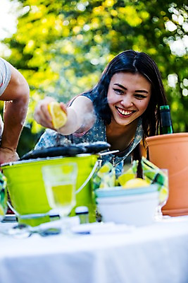 포토 JPG 주간 서양인 외국인 여자 한명 미소 들기 상반신 20대 성인 야외 앞모습 파티 정원 그릴 레몬 즐거움 생선구이 성인여자만 성인만 국내포토 자연요소 1 감정 뷰포인트 과일 모션 주방용품 표정 사람 인종 이벤트 청년 구이 생선요리 여자만 파일형식