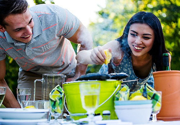 포토 JPG 주간 서양인 외국인 여자 남자 미소 상반신 20대 성인 야외 두명 앞모습 친구 파티 정원 그릴 레몬 즐거움 생선구이 성인만 국내포토 자연요소 감정 뷰포인트 과일 관계 주방용품 표정 사람 인종 이벤트 청년 구이 생선요리 파일형식
