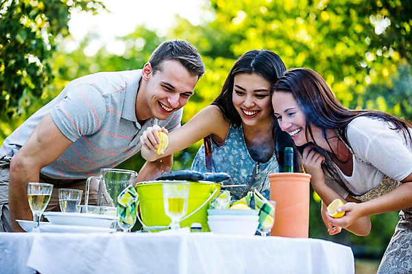 포토 JPG 주간 서양인 외국인 여자 남자 서기 미소 상반신 20대 성인 야외 앞모습 세명 친구 파티 정원 그릴 즐거움 생선구이 성인만 국내포토 자연요소 감정 뷰포인트 관계 모션 주방용품 표정 사람 인종 이벤트 청년 구이 생선요리 파일형식