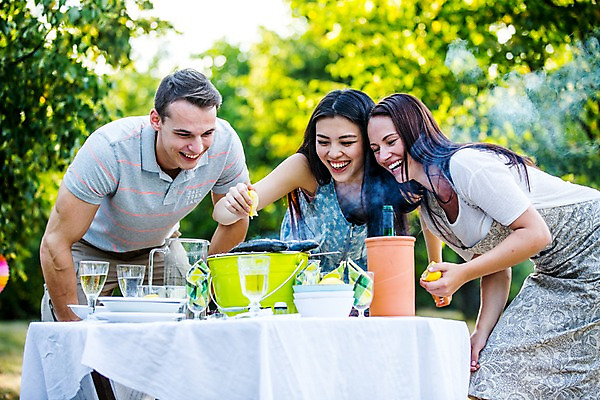 포토 JPG 주간 서양인 외국인 여자 남자 서기 상반신 20대 성인 야외 앞모습 세명 친구 파티 정원 그릴 즐거움 생선구이 성인만 국내포토 자연요소 감정 뷰포인트 관계 모션 주방용품 사람 인종 이벤트 청년 구이 생선요리 파일형식