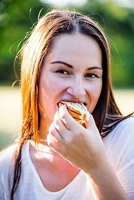 포토 JPG 주간 서양인 외국인 여자 음식 한명 상반신 20대 성인 야외 앞모습 파티 정원 먹기 즐거움 성인여자만 성인만 국내포토 자연요소 1 감정 뷰포인트 모션 사람 인종 이벤트 청년 여자만 파일형식
