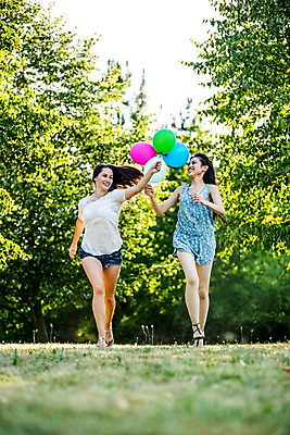 포토 JPG 주간 전신 서양인 외국인 여자 미소 들기 20대 성인 야외 두명 앞모습 친구 파티 걷기 정원 즐거움 풍선 성인만 국내포토 자연요소 감정 뷰포인트 관계 모션 표정 사람 인종 이벤트 청년 파일형식