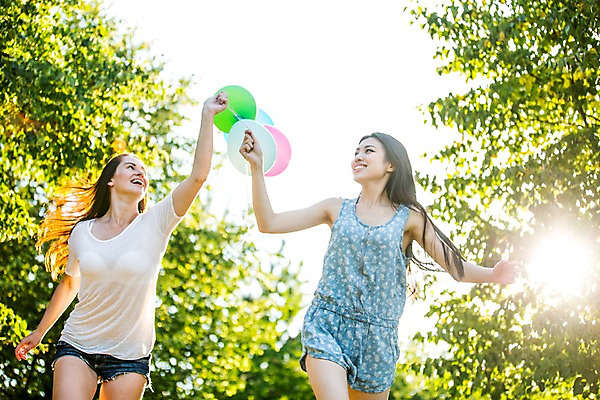 포토 JPG 주간 서양인 외국인 여자 들기 상반신 20대 성인 야외 두명 앞모습 친구 달리기 햇빛 파티 정원 즐거움 풍선 성인만 국내포토 자연요소 감정 뷰포인트 관계 모션 사람 인종 이벤트 청년 태양 파일형식