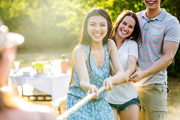 포토 JPG 주간 서양인 외국인 여자 남자 서기 미소 여러명 상반신 20대 성인 야외 앞모습 친구 햇빛 파티 정원 당기기 즐거움 줄다리기 성인만 국내포토 자연요소 감정 뷰포인트 다수 관계 모션 놀이 표정 사람 인종 이벤트 청년 태양 파일형식