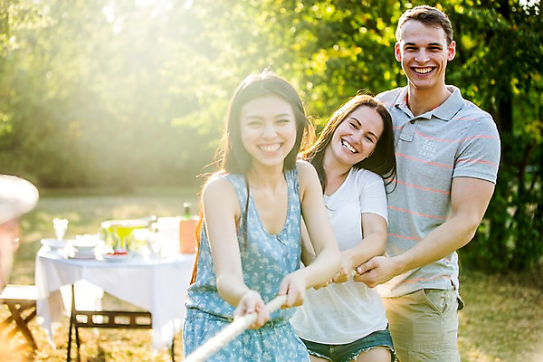 포토 JPG 주간 서양인 외국인 여자 남자 서기 미소 상반신 20대 성인 야외 앞모습 세명 친구 햇빛 파티 정원 당기기 즐거움 줄다리기 성인만 국내포토 자연요소 감정 뷰포인트 관계 모션 놀이 표정 사람 인종 이벤트 청년 태양 파일형식