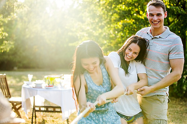 포토 JPG 주간 서양인 외국인 여자 남자 서기 여러명 상반신 20대 성인 야외 앞모습 친구 파티 정원 당기기 즐거움 줄다리기 성인만 국내포토 자연요소 감정 뷰포인트 다수 관계 모션 놀이 사람 인종 이벤트 청년 파일형식