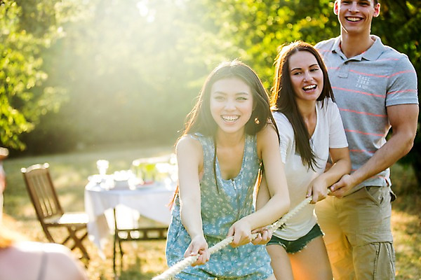 포토 JPG 주간 서양인 외국인 여자 남자 서기 여러명 상반신 20대 성인 야외 앞모습 친구 파티 정원 당기기 즐거움 줄다리기 성인만 국내포토 자연요소 감정 뷰포인트 다수 관계 모션 놀이 사람 인종 이벤트 청년 파일형식