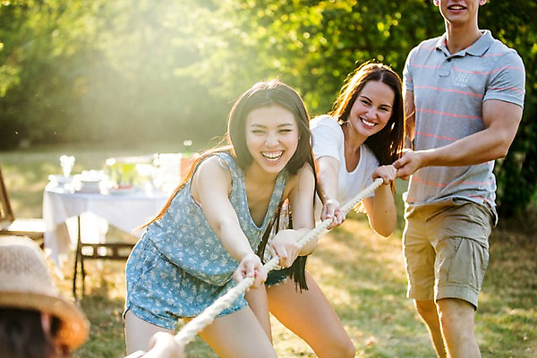 포토 JPG 주간 서양인 외국인 여자 남자 서기 여러명 상반신 20대 성인 야외 앞모습 친구 파티 정원 당기기 즐거움 줄다리기 성인만 국내포토 자연요소 감정 뷰포인트 다수 관계 모션 놀이 사람 인종 이벤트 청년 파일형식