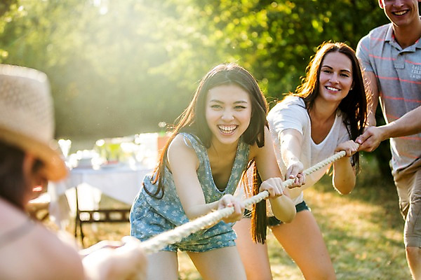 포토 JPG 주간 서양인 외국인 여자 남자 서기 여러명 상반신 20대 성인 야외 앞모습 친구 파티 정원 당기기 즐거움 줄다리기 성인만 국내포토 자연요소 감정 뷰포인트 다수 관계 모션 놀이 사람 인종 이벤트 청년 파일형식