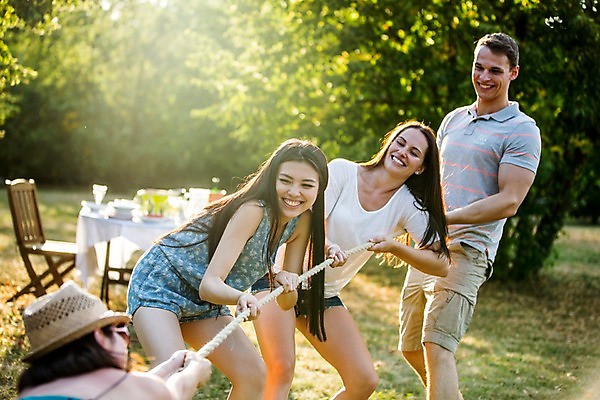 포토 JPG 주간 서양인 외국인 여자 남자 서기 여러명 상반신 20대 성인 야외 앞모습 친구 파티 정원 당기기 즐거움 줄다리기 성인만 국내포토 자연요소 감정 뷰포인트 다수 관계 모션 놀이 사람 인종 이벤트 청년 파일형식