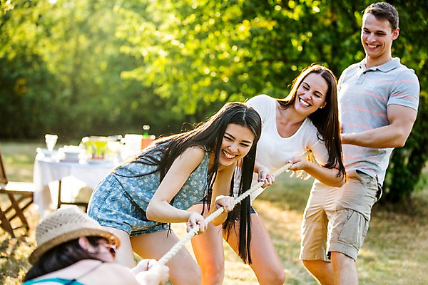 포토 JPG 주간 서양인 외국인 여자 남자 서기 여러명 상반신 20대 성인 야외 앞모습 친구 파티 정원 당기기 즐거움 줄다리기 성인만 국내포토 자연요소 감정 뷰포인트 다수 관계 모션 놀이 사람 인종 이벤트 청년 파일형식