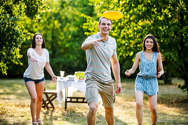 포토 JPG 주간 서양인 외국인 여자 남자 서기 상반신 20대 성인 야외 앞모습 세명 친구 파티 정원 던지기 즐거움 원반 원반던지기 성인만 국내포토 자연요소 감정 스포츠용품 뷰포인트 관계 모션 사람 인종 이벤트 청년 파일형식
