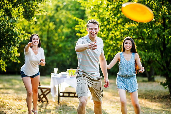 포토 JPG 주간 서양인 외국인 여자 남자 서기 미소 상반신 20대 성인 야외 앞모습 세명 친구 파티 정원 즐거움 원반 원반던지기 성인만 국내포토 자연요소 감정 스포츠용품 뷰포인트 관계 모션 표정 사람 인종 이벤트 청년 파일형식