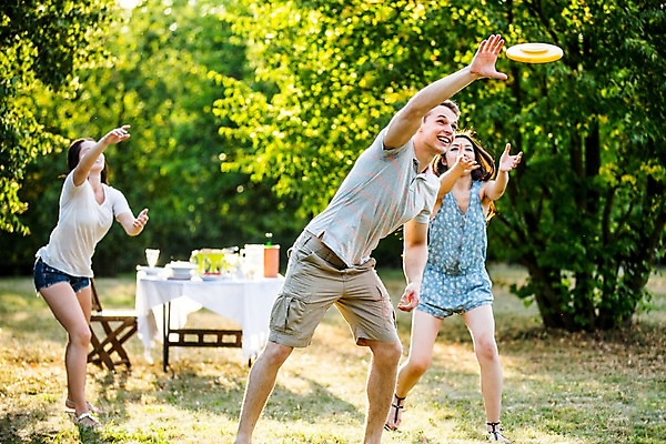 포토 JPG 주간 전신 서양인 외국인 여자 남자 서기 상반신 20대 성인 야외 앞모습 세명 친구 파티 정원 즐거움 원반 원반던지기 성인만 국내포토 자연요소 감정 스포츠용품 뷰포인트 관계 모션 사람 인종 이벤트 청년 파일형식