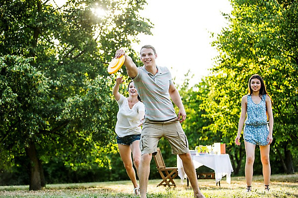 포토 JPG 주간 전신 서양인 외국인 여자 남자 서기 미소 20대 성인 야외 앞모습 세명 친구 파티 정원 잡기 즐거움 원반 원반던지기 성인만 국내포토 자연요소 감정 스포츠용품 뷰포인트 관계 모션 표정 사람 인종 이벤트 청년 파일형식