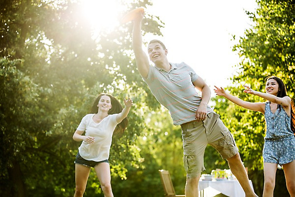 포토 JPG 주간 서양인 외국인 여자 남자 상반신 20대 성인 야외 앞모습 세명 친구 햇빛 파티 정원 즐거움 원반 원반던지기 성인만 국내포토 자연요소 감정 스포츠용품 뷰포인트 관계 사람 인종 이벤트 청년 태양 파일형식