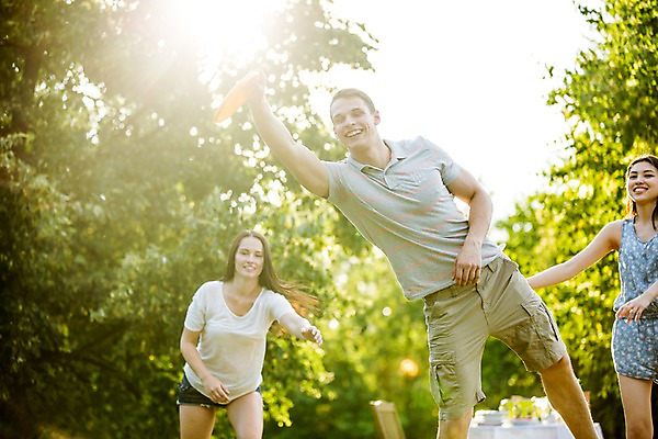 포토 JPG 주간 서양인 외국인 여자 남자 서기 상반신 20대 성인 야외 앞모습 세명 친구 햇빛 파티 정원 즐거움 원반 원반던지기 성인만 국내포토 자연요소 감정 스포츠용품 뷰포인트 관계 모션 사람 인종 이벤트 청년 태양 파일형식